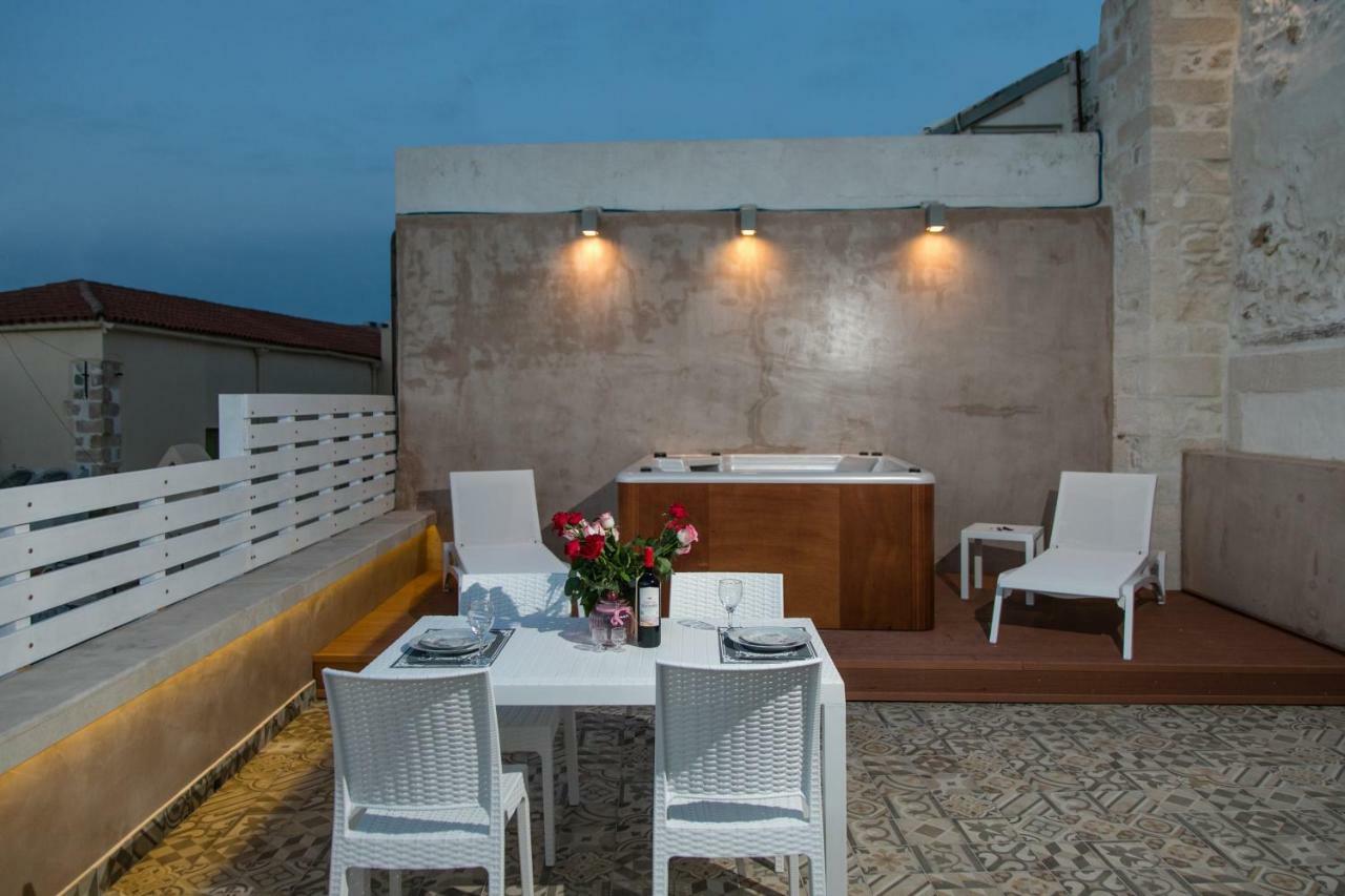 Jacuzzi Suite In The Heart Of Oldtown Rethymno  Bagian luar foto